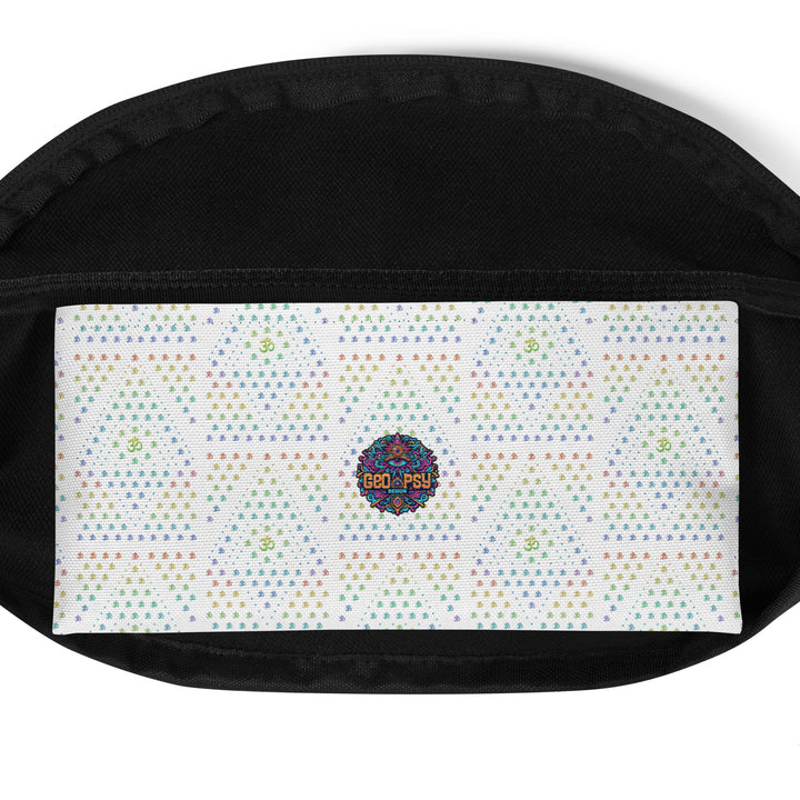 inside view of GeOm waistbag – water-resistant and ideal for music festivals and travel.