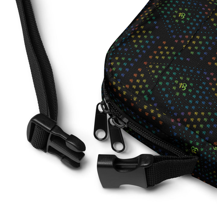 Strap and zipper of GeOm Black crossbody – durable and adjustable for festival use